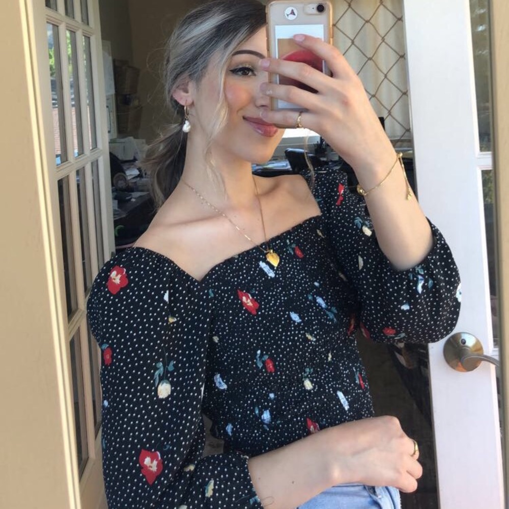 Adorable top with puffy sleeves